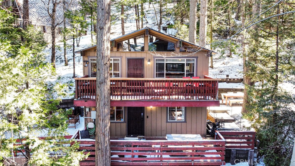 This cabin is perfect for those looking to spend less time plugged in and more time enjoying the great outdoors without giving up the a soft bed or fully-stocked kitchen. 2 decks, full kitchen, fire pit, 2 BBQs, and 2 outdoor dining areas.
It is equipped with everything a small family could need. We allow up to to 1 dog or 1 cat.
Comes with blazing fast WIFI, a work desk, chair & HDMI monitor are provided. For indoor entertainment, dozens of board games, children's books, novels, DVDs, and roku-enabled 55'' tv are available for use.
Explore the Crestline woods around the house or watch the squirrels and birds play from the second story balcony. This house is a bird-watcher's paradise.
There is an EV charging station on-site. There is a free on-site washer and dryer (in unit).
The house is located up the mountains, right in the middle of Crestline. You'll be a 5 minute drive to town and less than 5 minute WALK to the lakeside, where you can rent fishing and boating equipment all year round. A quick 3 minute stroll down the street takes you straight to San Moritz Lodge.