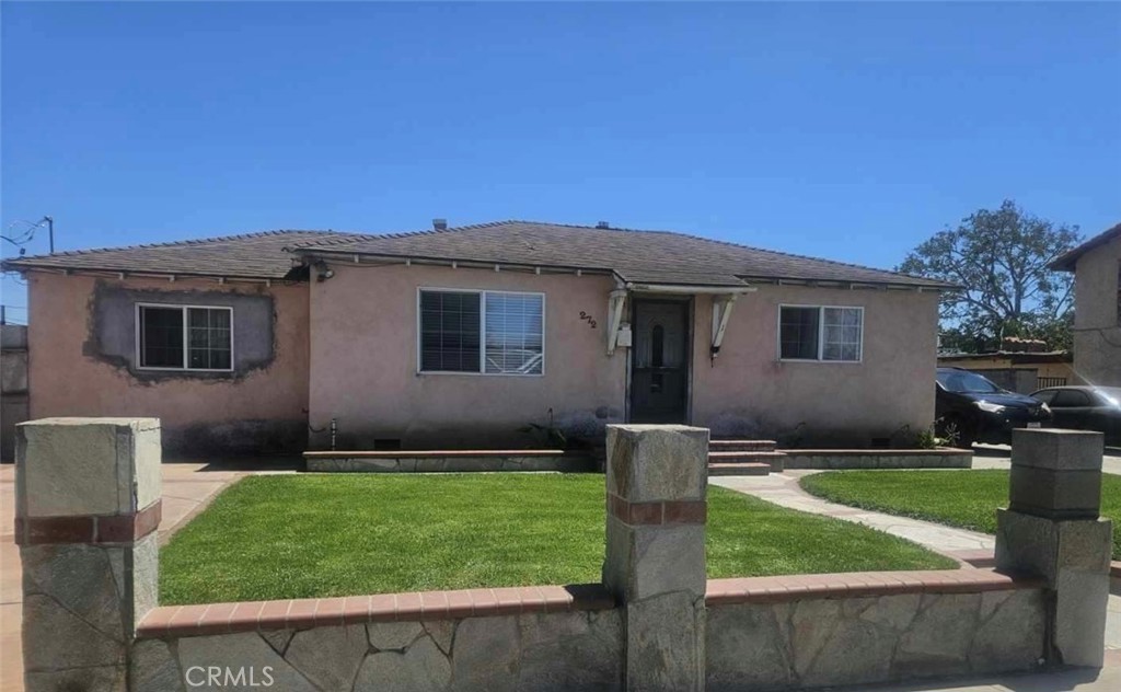 This 1738 square foot single family home has 3 bedrooms and 2.0 bathrooms.
