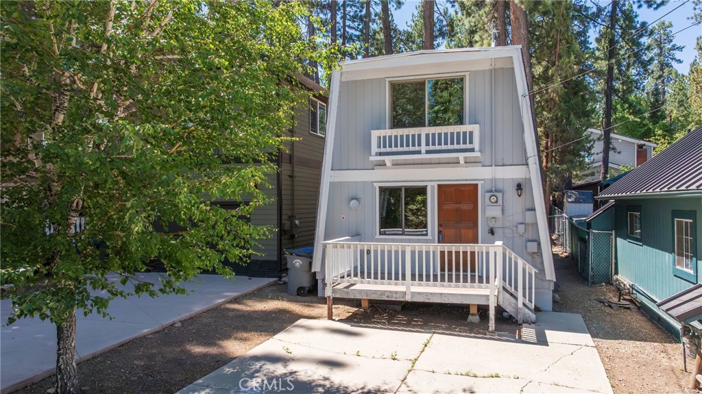 Charming 2-bedroom, 1-bath home located in the desirable Moonridge area of Big Bear Lake. This cozy retreat offers a warm and inviting family room with a charming fireplace, perfect for relaxing after a day of outdoor adventure. The separate kitchen area provides plenty of space for preparing meals, while the laundry room adds convenience for everyday living. Step outside to your own private backyard, featuring a storage shed for additional space. The enlarged driveway ensures ample parking for your guests or vehicles.
Located just minutes from the famous Bear Mountain Ski Resort, the Big Bear Zoo, and the Big Bear Golf Course, this home offers easy access to all the best that Big Bear Lake has to offer. A shuttle station to the ski slopes is conveniently nearby, making winter fun just moments away. Whether you're seeking year-round outdoor activities or a peaceful mountain retreat, this home provides the perfect spot to call your own!