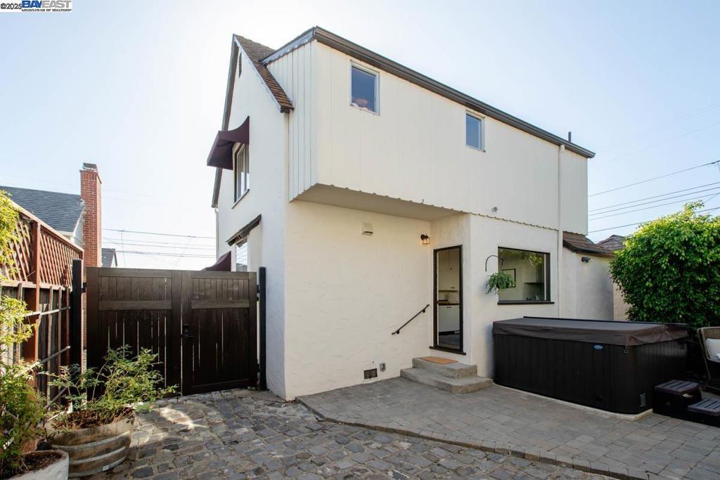 EAST END - Residential
