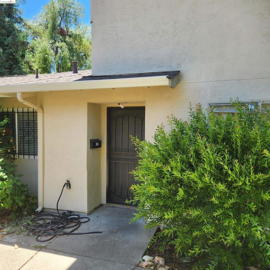 Nice 2br, 1ba townhouse style condo in Del Rio Circle. Pool in complex. Central Concord location, near shopping, transportation and freeway.