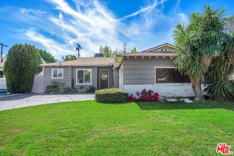 Photo of 13452 Delano Street, Van Nuys, CA 91401 (MLS # 26656201)