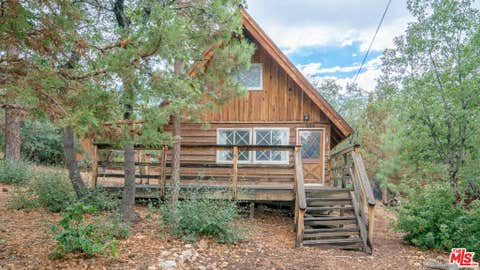 Photo of 834 Victoria Lane, Sugarloaf, CA 92386 (MLS # 26873971)