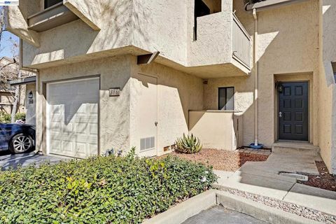 Photo of 386 Garden Cmn, Livermore, CA 94551 (MLS # 41127079)