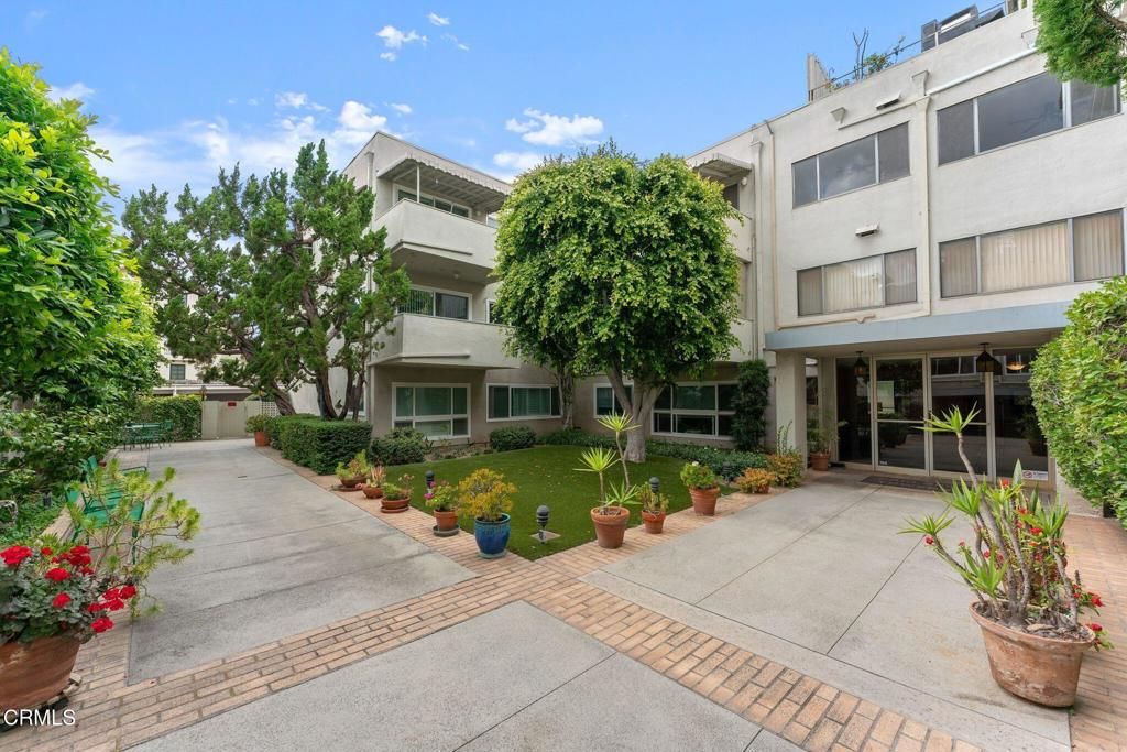 Photo of 385 S Oakland Avenue #304, Pasadena, CA 91001 (MLS # P1-27370)