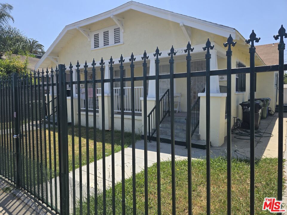 This 1 bed, 1 bath per unit duplex is a rare opportunity for investors, developers, or end-users looking to add value in the sought-after Los Angeles area. Each unit offers a functional layout and classic character, ready for your personal touches and vision. These units are perfect for generating rental income or creating a stylish owner-occupier setup. Located close to shops, transit, and LA hotspots, this is a chance to reimagine a property with upside in every direction.