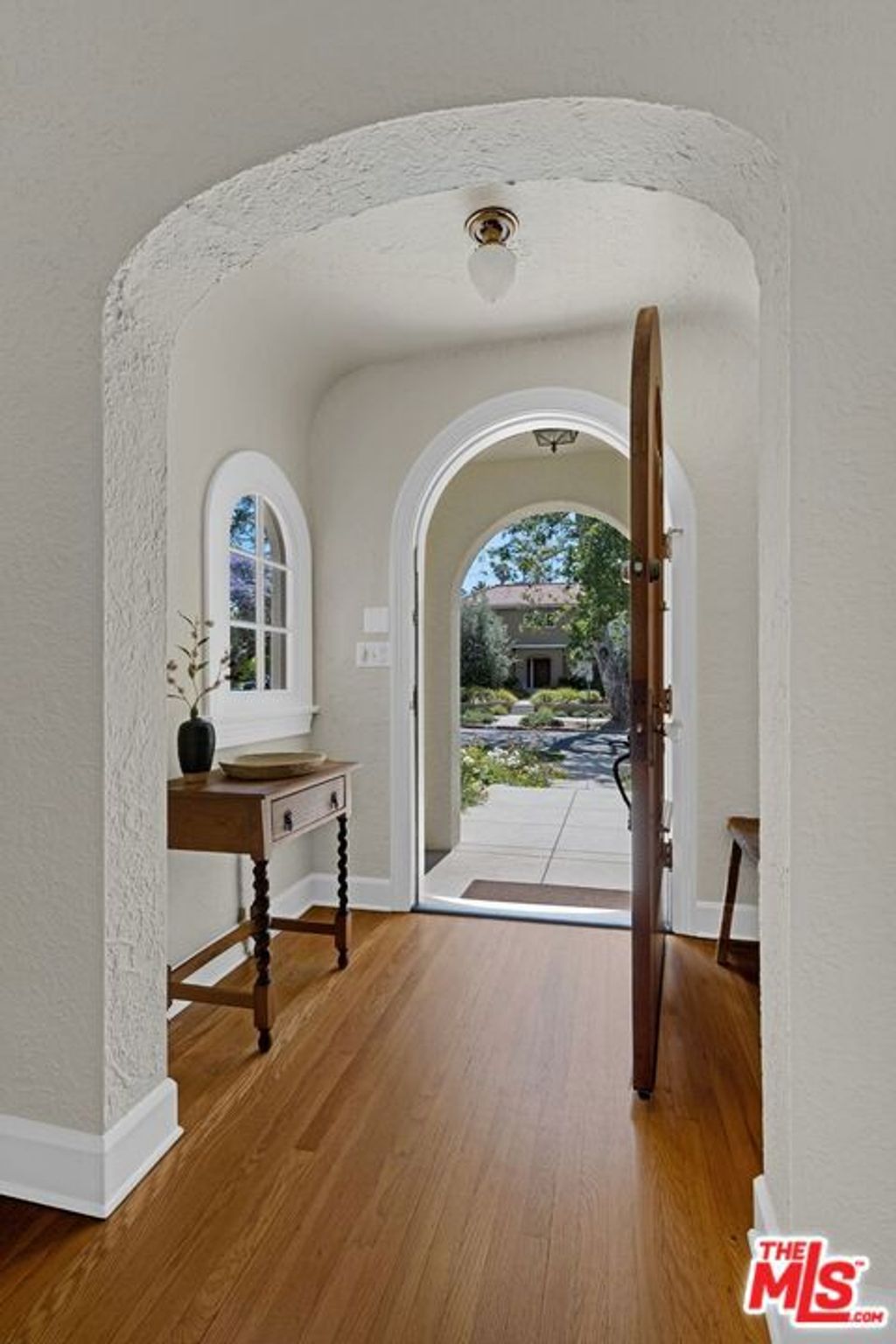 Photo of 901 S Hudson Avenue, Los Angeles, CA 90019 (MLS # 26786825)