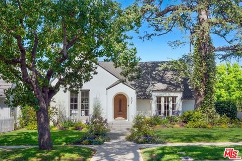 Photo of 901 S Hudson Avenue, Los Angeles, CA 90019 (MLS # 26786825)
