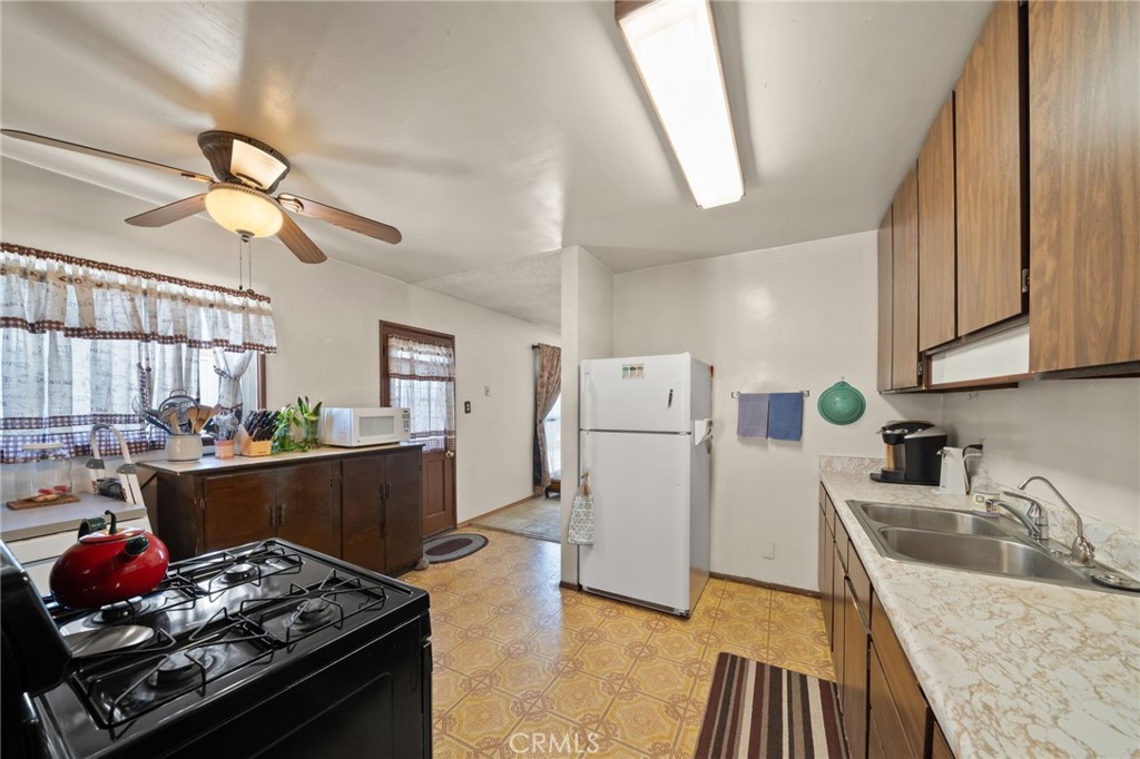 2553 W West Glenoaks Avenue