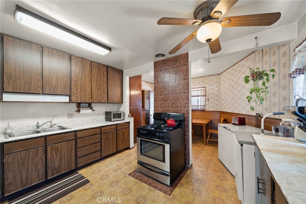 2553 W West Glenoaks Avenue