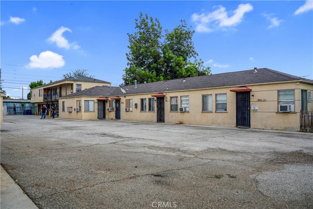 3823 Walnut