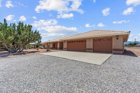 Photo of 6977 kourie Way, Oak Hills, CA 92344 (MLS # CV26160361)