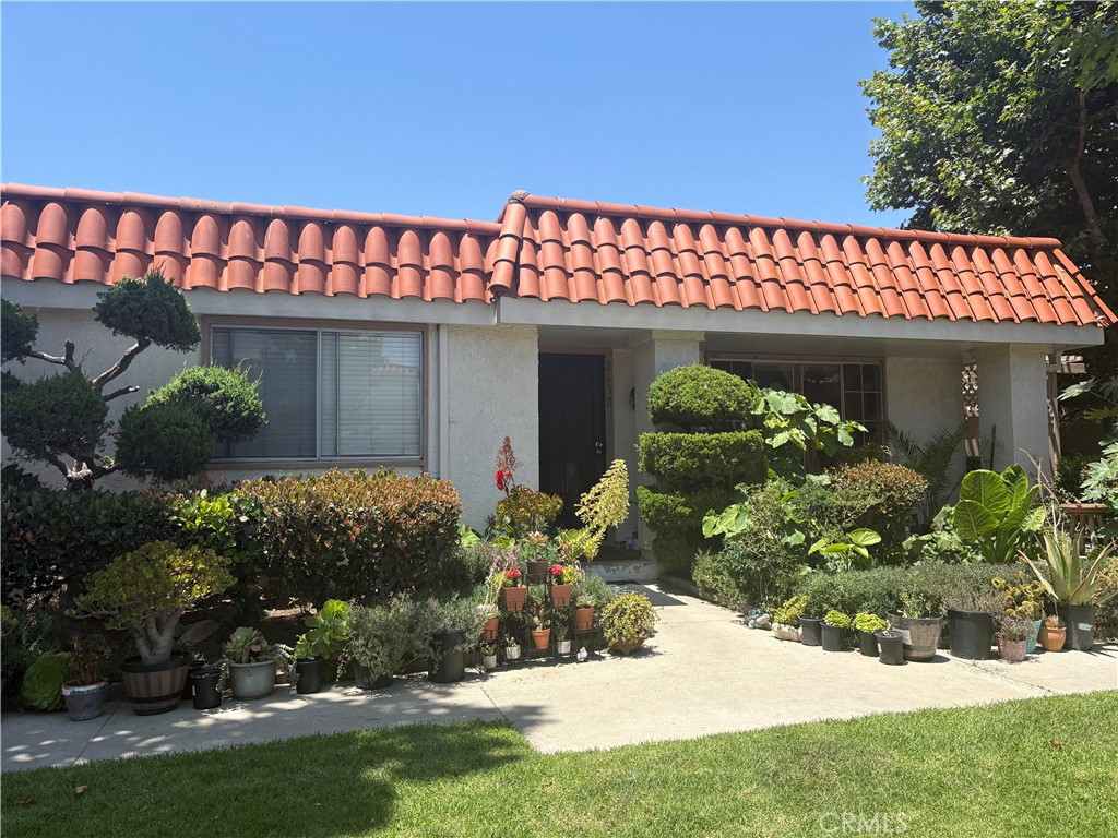 Coveted front unit 3bd 2bth with 2 car garage. No one above or below with an excellent location within the tract. Live walking distance to everything Downtown San Juan Capistrano has to offer.