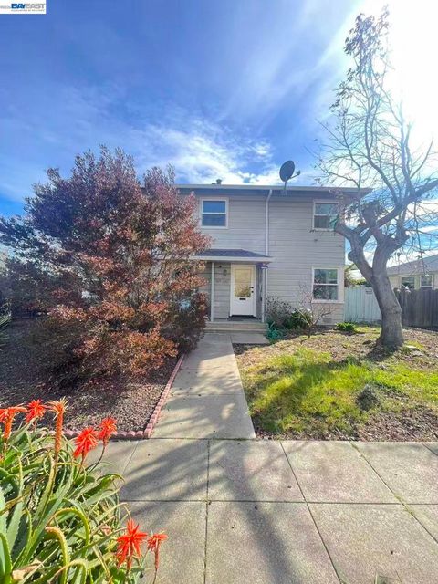 Photo of 318 Cypress St St #D, Alameda, CA 94501 (MLS # 41124819)