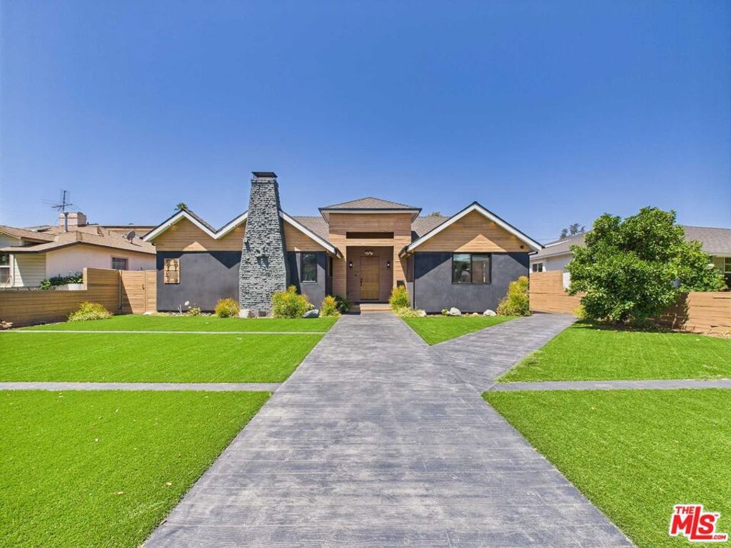 Photo of 5109 Longridge Avenue, Sherman Oaks, CA 91423 (MLS # 25558769)