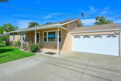 Photo of 1013 Pleasant Valley Dr Dr, Pleasant Hill, CA 94523 (MLS # 41130445)