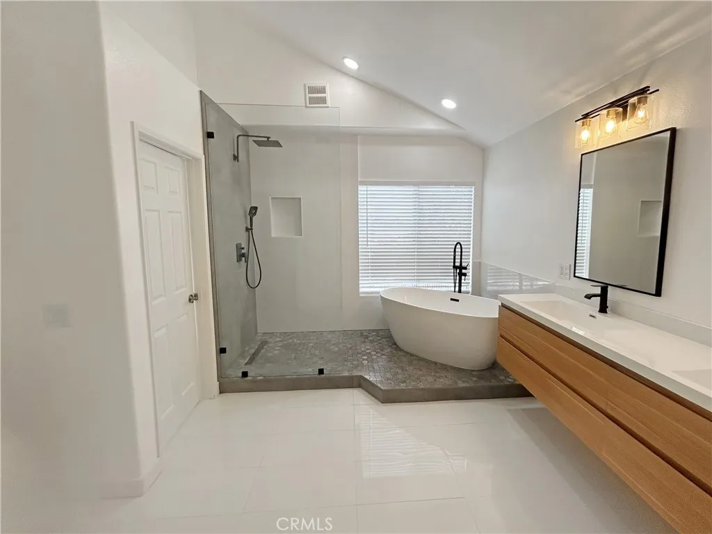 Rancho Santa Margarita, California 92688, United States, 4 Bedrooms Bedrooms, ,3 BathroomsBathrooms,Residential,Pending,111334