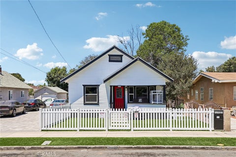 Photo of 1127 W 5th ST, Santa Ana, CA 92703 (MLS # OC26170342)