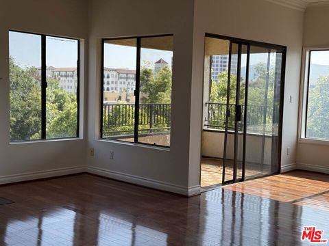 Photo of 234 N Kenwood Street #301, Glendale, CA 91206 (MLS # 26647223)