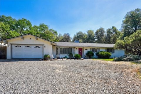 Photo of 31447 Mohawk Rd, Coarsegold, CA 93614 (MLS # FR26068889)