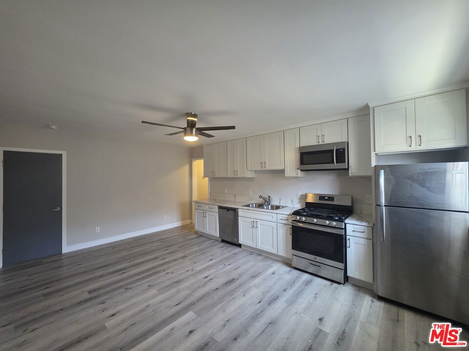 Well maintained 3 bedroom / 2 bathroom unit on the second floor with newer appliances. Spacious and bright unit. The asking rent includes an additional parking fee of $100 per month.