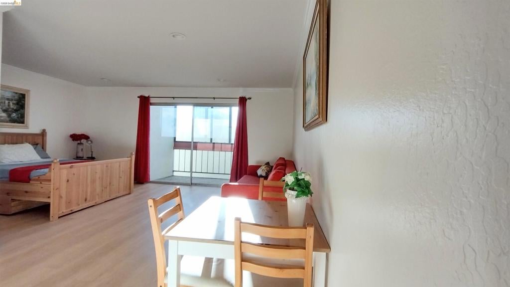 288 Whitmore St ST 212, Oakland CA 94611