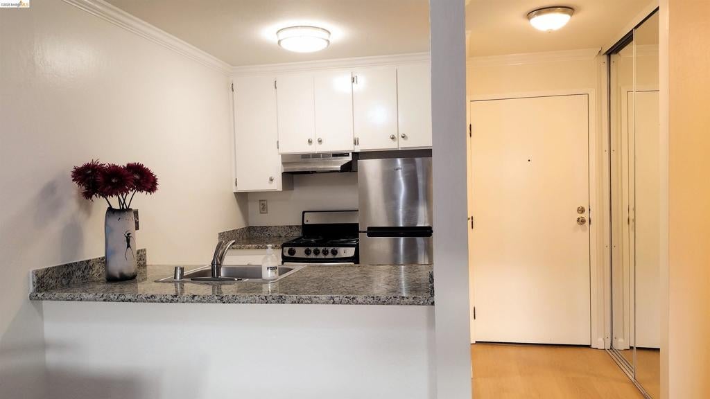 288 Whitmore St 212