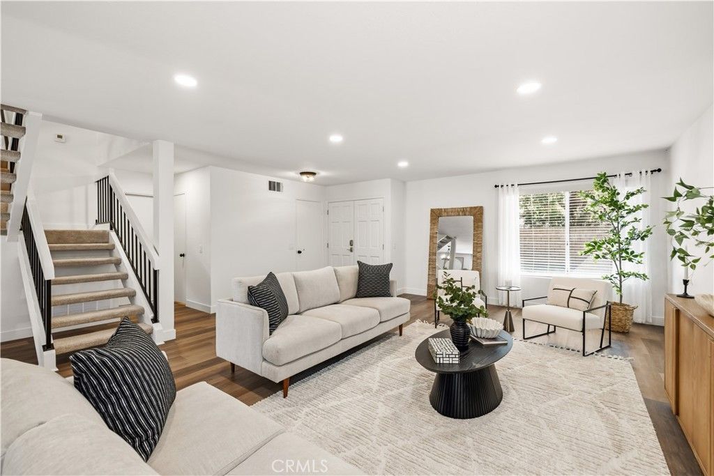 Photo of 24603 Little Oak Ln, Newhall, CA 91321 (MLS # SR26054654)