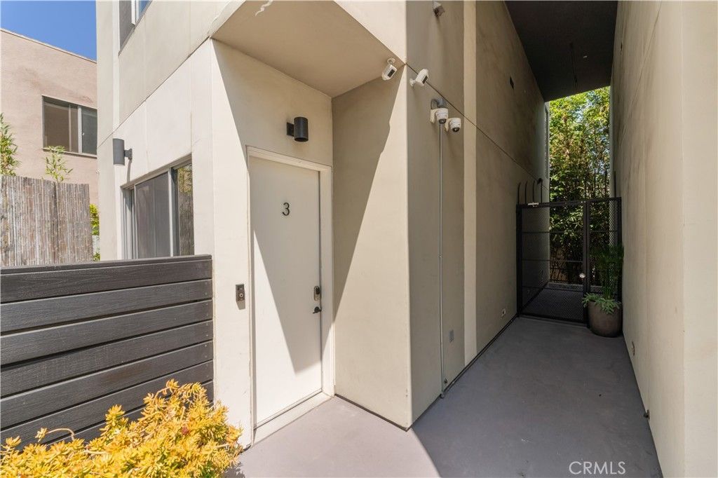 Photo of 1040 N Curson Avenue #3, West Hollywood, CA 90046 (MLS # SR25187526)