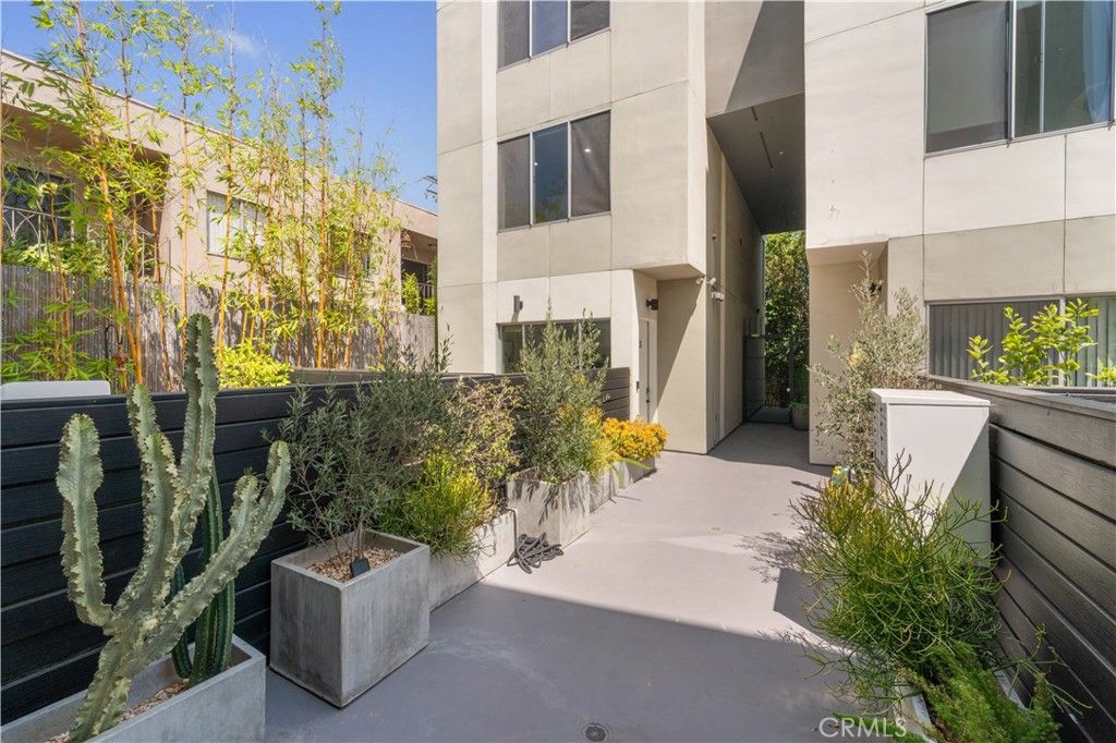 Photo of 1040 N Curson Avenue #3, West Hollywood, CA 90046 (MLS # SR25187526)