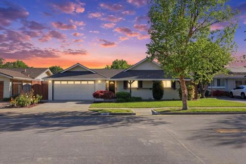 Photo of 802 W Knickerbocker Drive, Sunnyvale, CA 94087 (MLS # ML82041650)