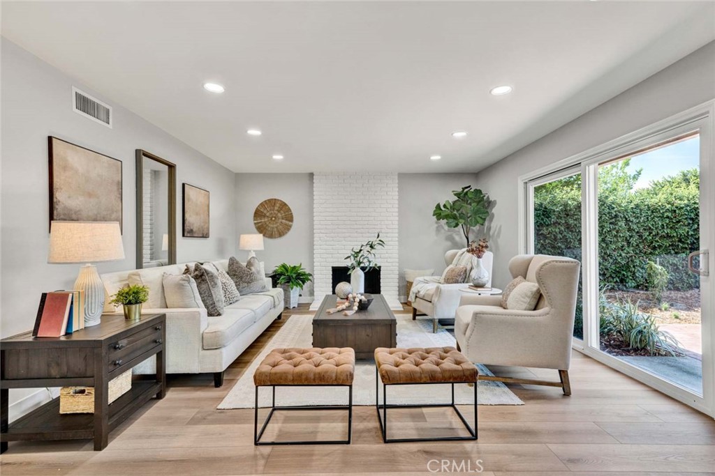 709 E Meadowbrook Avenue