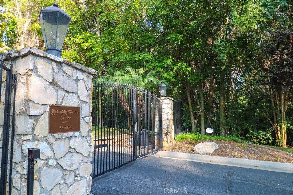 9455 Friendly Woods Ln