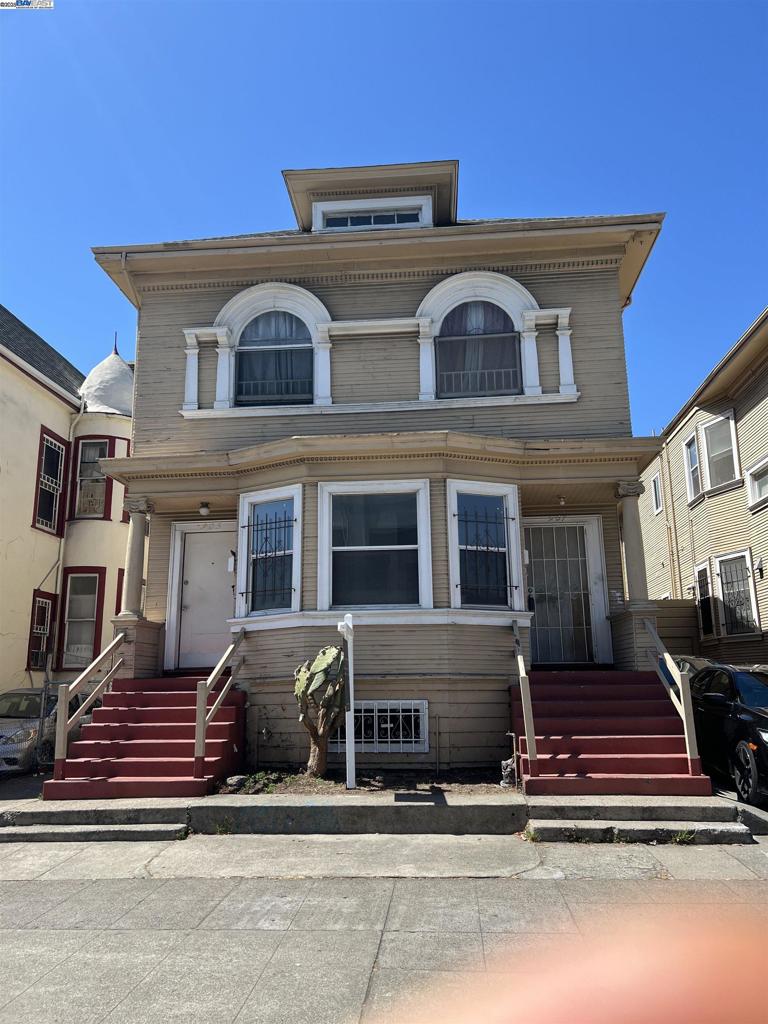 This spacious duplex locates in a block away from the center of Chinatown, close to all the shopping,restaurants,transportations,freeway entrance, walking distance to BART station. Back yard has a large size of patio. Tenants keep their own units and the premises nice clean. A remodeled vacant unit ready for move in. Coin-run laundry room in the basement. Since the property is located in commercial zone area and the two garage entrance faces on the 9th street, it could be a businese opportunity for the new owner.