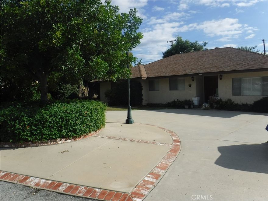 Great home built in 1984 with a nice circular driveway.  It has an additional unit in the back with its own entrance and yard, 1 bed, kitchen, bath nicely done.  Main house needs some TLC. Tenant will be moved out completely by end of this week.  There are 2 other homes in this private entrance that owner is willing to sell  as a bundle. 704 & 706 W. Carroll Ave.  Investors dream