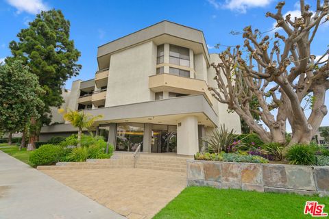 Photo of 750 S Spaulding Avenue #305, Los Angeles, CA 90036 (MLS # 26833827)