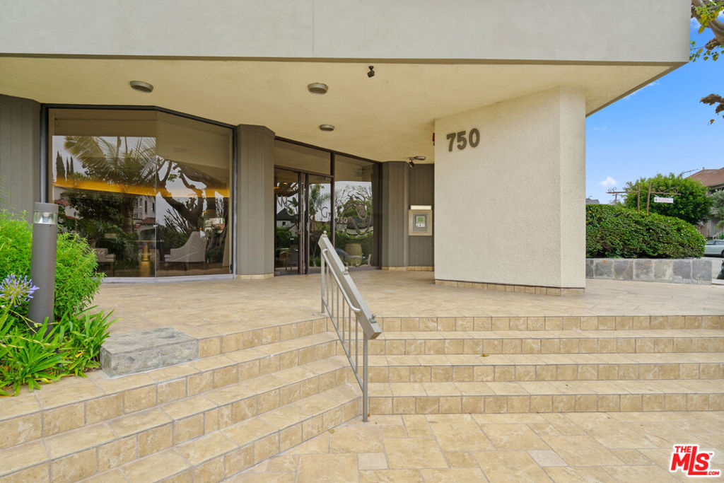 750 S Spaulding Avenue 305