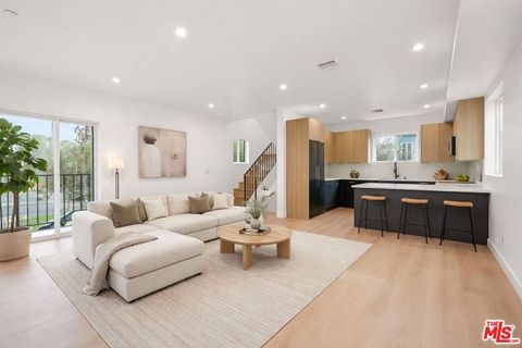 Photo of 913 N Hobart Boulevard #1/4, Los Angeles, CA 90029 (MLS # 26685987)