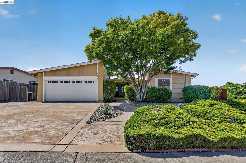 Photo of 18596 W Cavendish Dr Dr, Castro Valley, CA 94552 (MLS # 41131285)