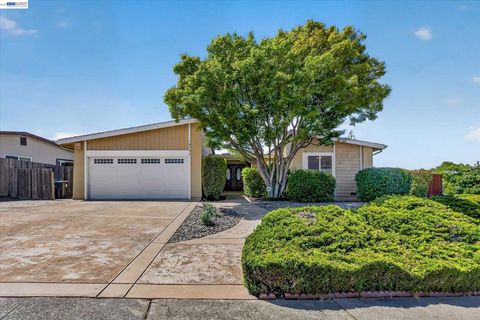 Photo of 18596 W Cavendish Dr Dr, Castro Valley, CA 94552 (MLS # 41131285)