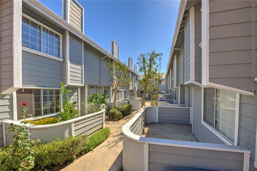 14425 Foothill 24