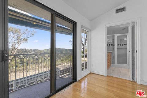 Tiny photo for 10132 Hollow Glen Circle, Los Angeles, CA 90077 (MLS # 26646175)