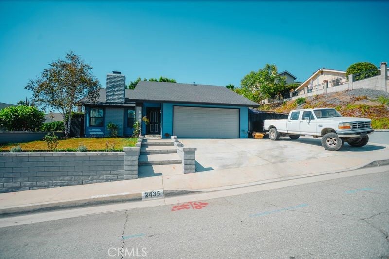 2435 E Magdalena