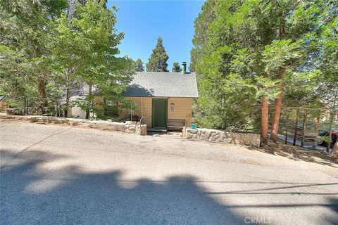 Photo of 680 Buckingham Sq, Lake Arrowhead, CA 92385 (MLS # CV26061239)