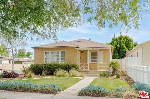 Photo of 4950 Newcastle Avenue, Encino, CA 91316 (MLS # 26673349)