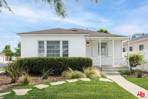 Photo of 4950 Newcastle Avenue, Encino, CA 91316 (MLS # 26673349)