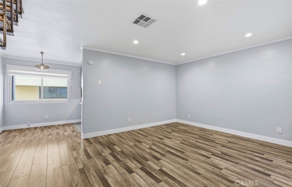 141 W Hillcrest