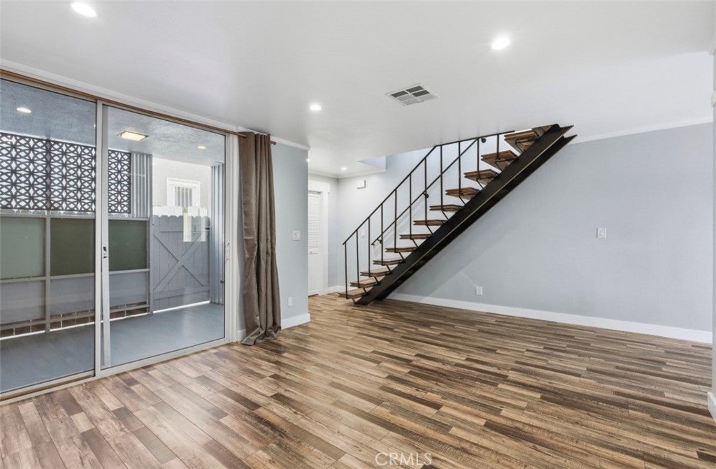 141 W Hillcrest