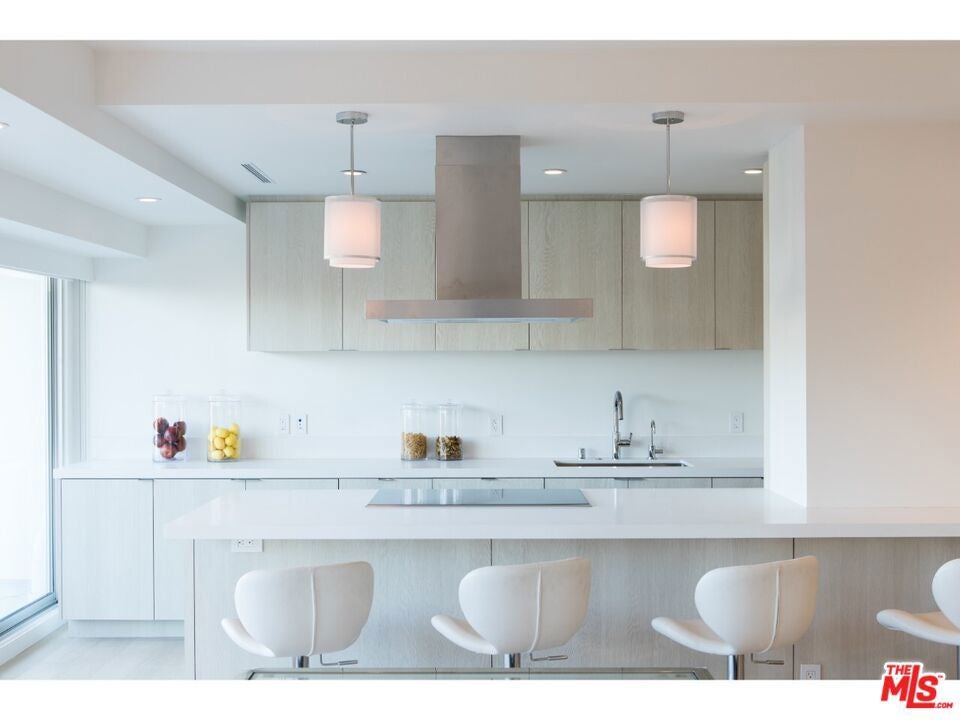838 N Doheny Drive 302