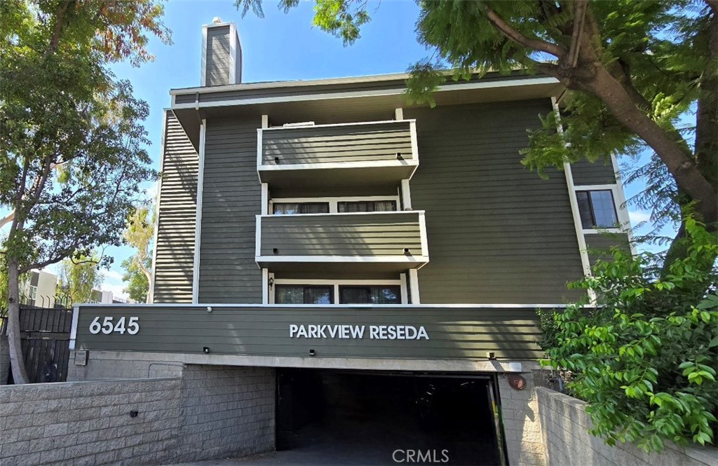 Fresh Upgrades, Modern Comfort, Parkside Living in Reseda. Discover a home that blends style, convenience, and lasting value. This beautifully maintained 2 bedroom, 2 bath residence offers a bright open layout with newer laminate floors, a cozy gas fireplace, a private balcony, and a spacious primary suite featuring dual closets, dual vanities, stone counters, and a newly tiled walk-in shower. The second bedroom provides flexibility for guests, a home office, or creative space, with a full bath nearby.
The community has just completed extensive exterior renovations including a new roof, refreshed balconies, updated walkways, and modern siding, bringing a polished, move-in-ready appeal to the entire complex.
Directly across the street, Reseda Recreation Center Park adds another dimension of lifestyle convenience with tennis courts, a swimming pool, basketball, baseball, and green space with a lake.
Additional highlights include in-unit laundry, central air and heat, two secure parking spots, and elevator access from the garage. Perfect for first-time buyers, downsizers, or investors seeking strong rental potential in a desirable location.